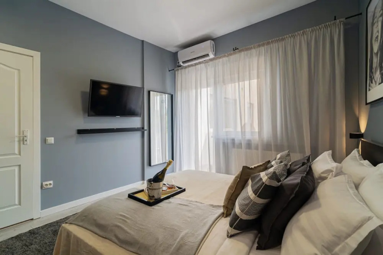 Chic Black White 2BR Retreat on Dambovitei