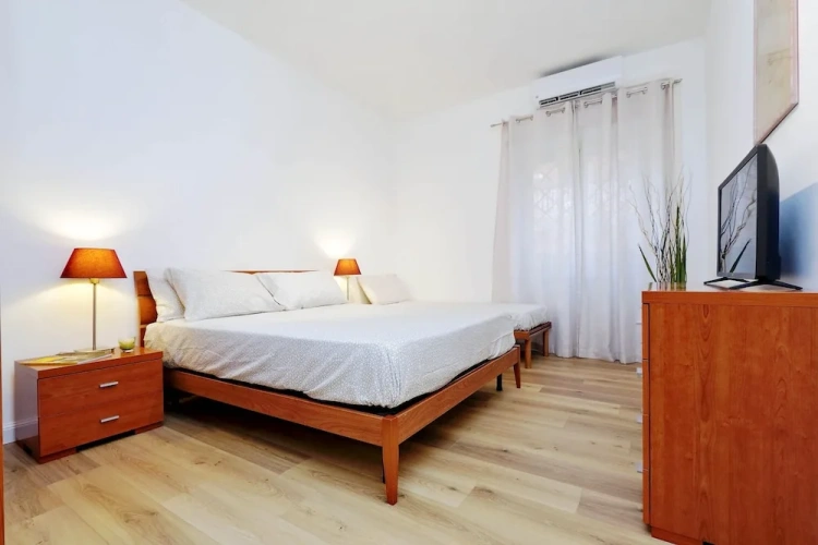 2 Bedrooms Apartment