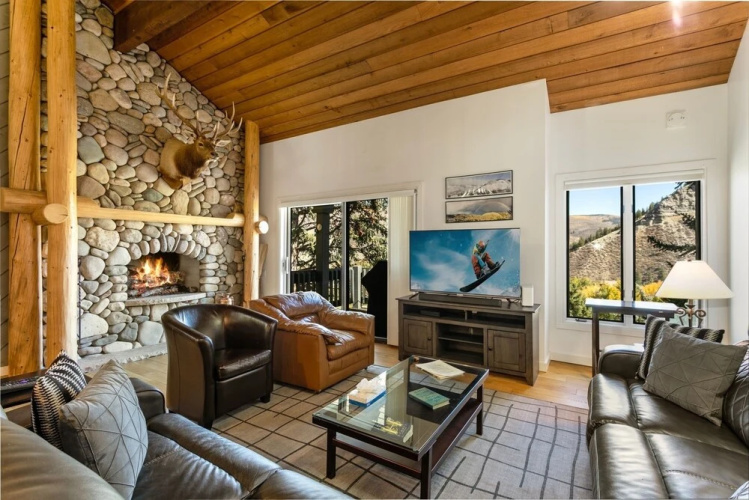 98 Ridgepoint 4 Bedroom Condo by RedAwning