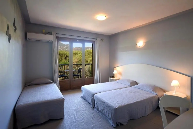 Standard Triple room