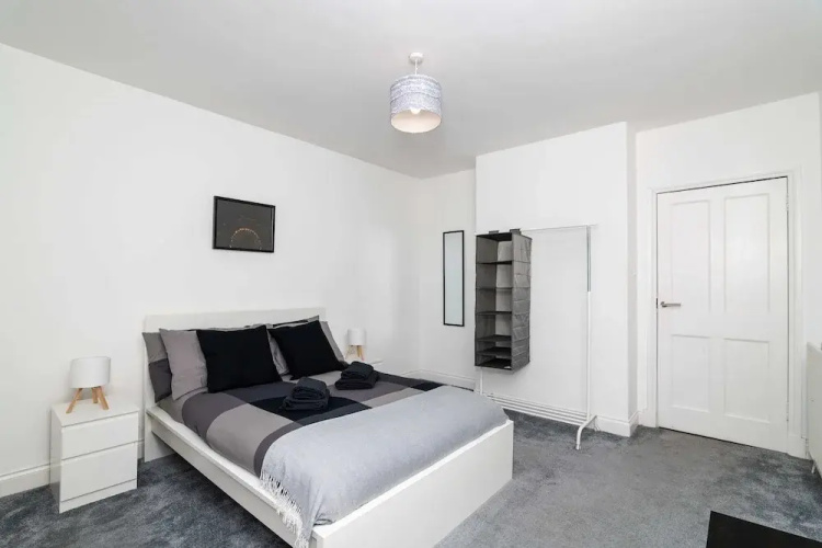 Spacious 3 BED House With Parking