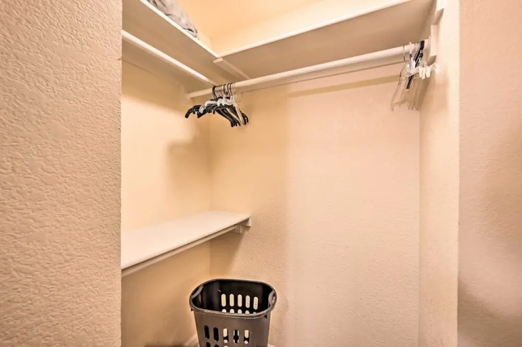 2 Blocks to Light Rail: Denver Unit w/ Kitchenette
