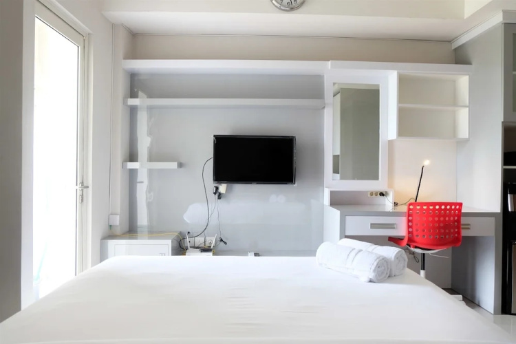 Comfy Studio Room @ Oasis Apartment By Travelio