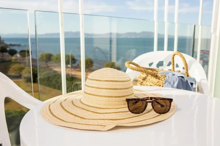Standard room with balcony and with partial sea view
