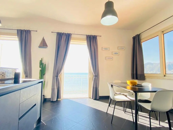 Sea View Apartment 5 mt from the beach