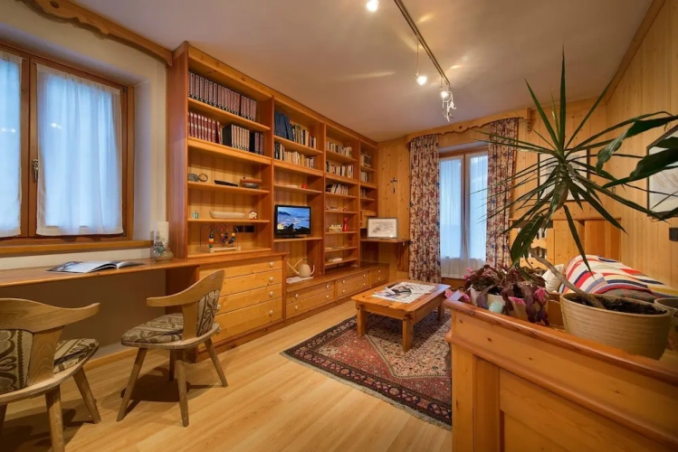 4 Bedrooms Standard Family room with balcony