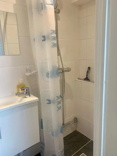 Studio Apartment - Great Location & Parking