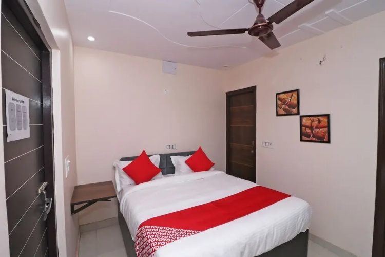 Jaypee Studios by OYO Rooms