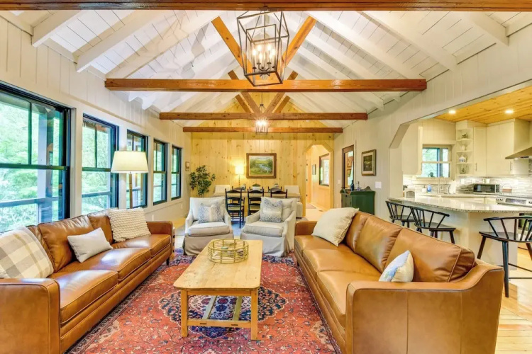 Tranquil Highlands Cottage w/ Fire Pit & Stream!