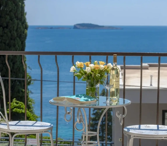 Apartment with balcony and with sea view