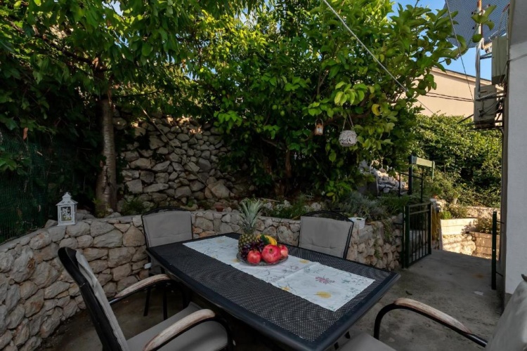 Apartment with garden view