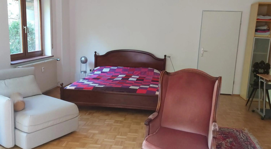 EG-Zimmer mit Bad und Terrasse