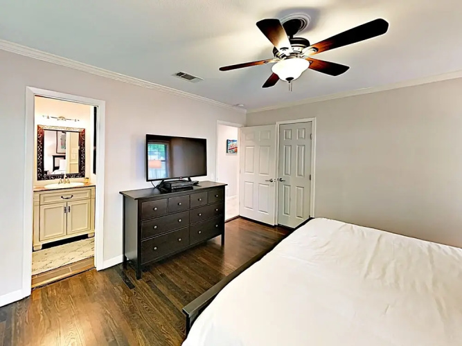 3BR 2BA Remodeled Rosedale House by RedAwning
