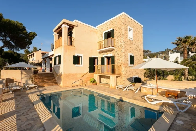 4 Bedrooms Villa
