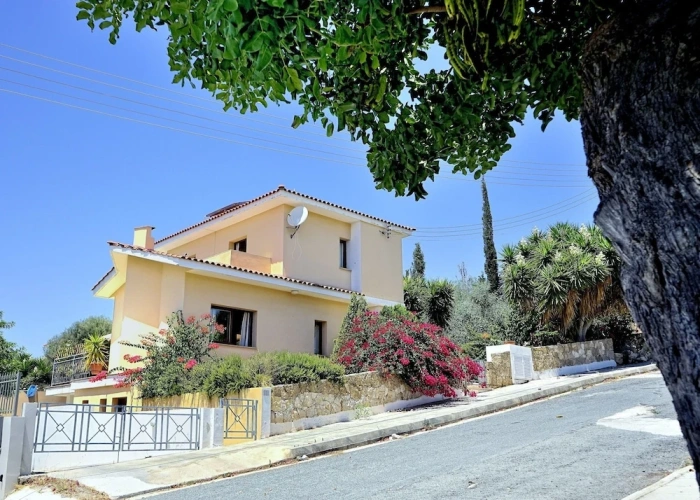 2 Bedrooms Villa