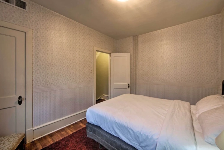 5 Bedrooms Cottage