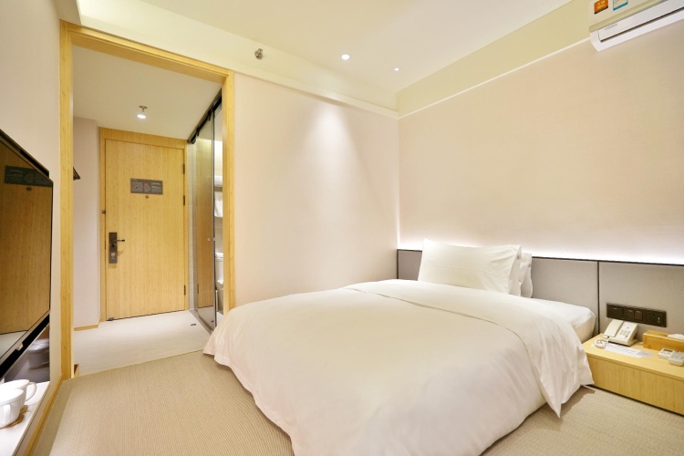 Standard Double room with street view