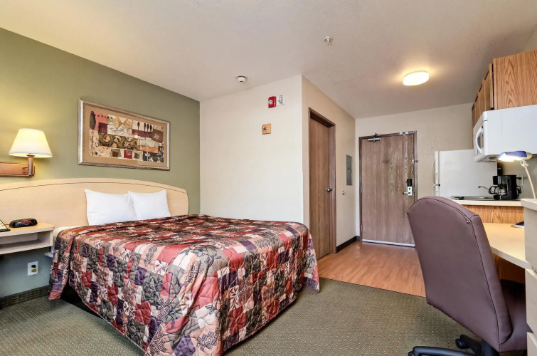 HomeTowne Studios & Suites by Red Roof Bentonville