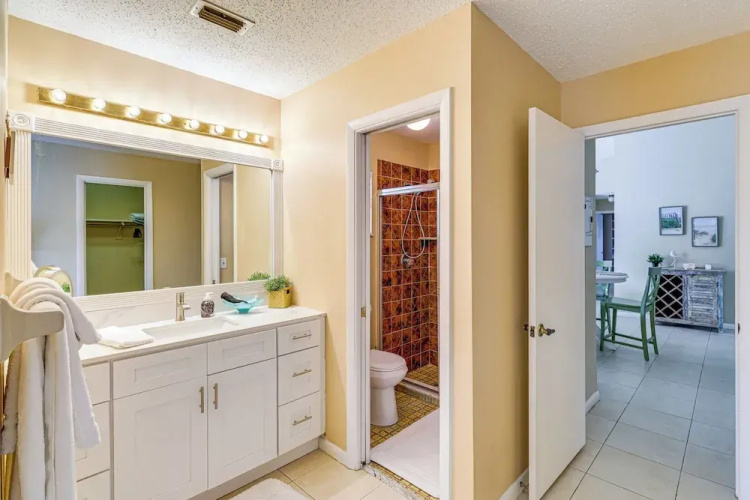 1 Mi to Dtwn Stuart: Bright Home w/ Pool & Spa!