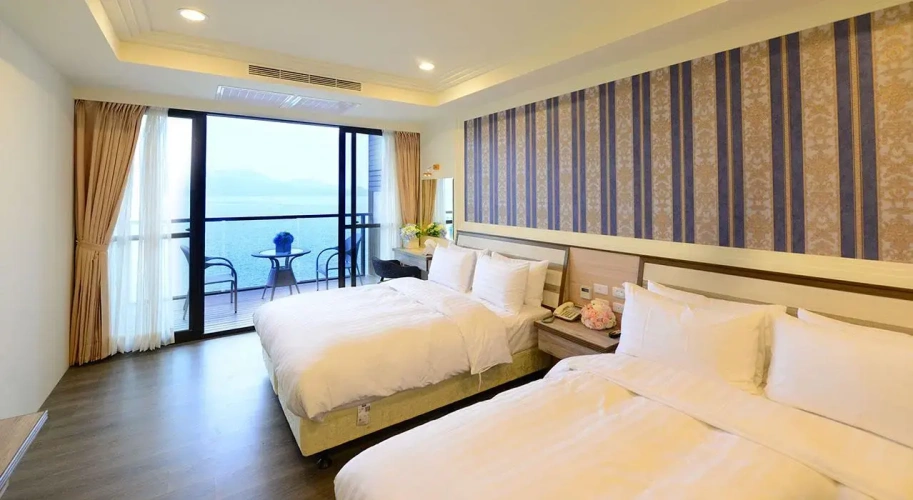 Standard room with lake view