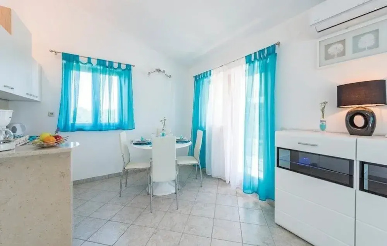 Family home with hydromassage pool & fun activities