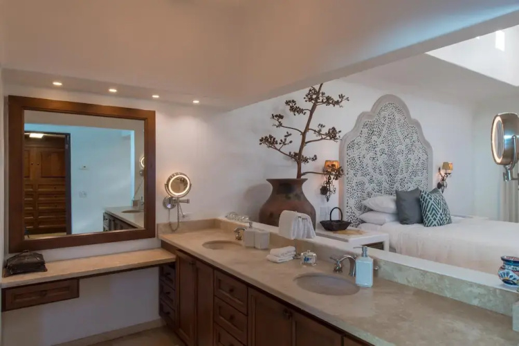 Outstanding Beachfront for up to 15 People: Villa Delfines