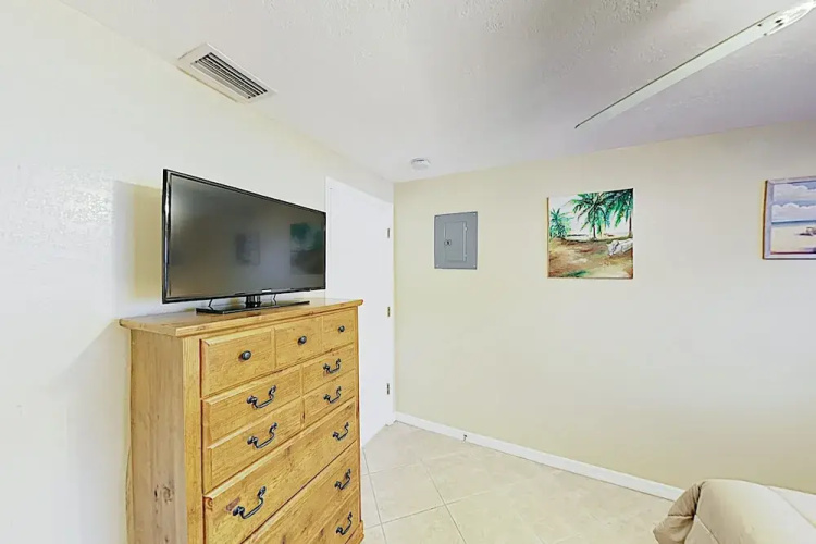 New Listing! All-suite - Steps To Beach 2 Bedroom Apts