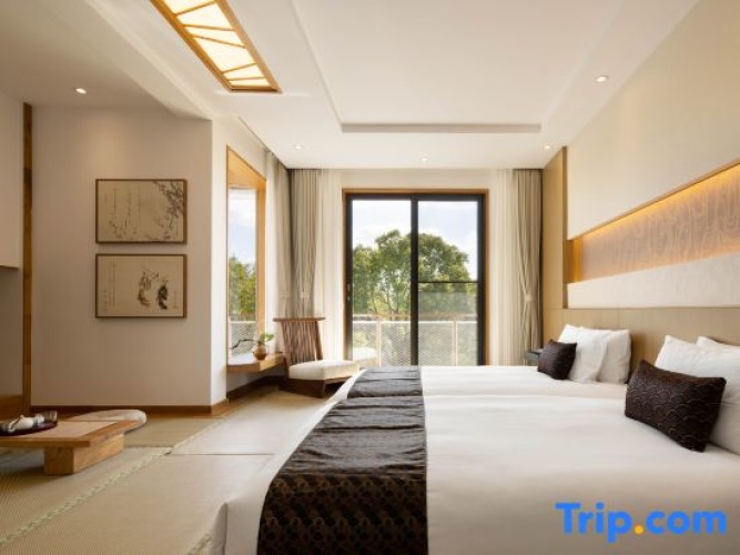 Standard Twin room with canal view
