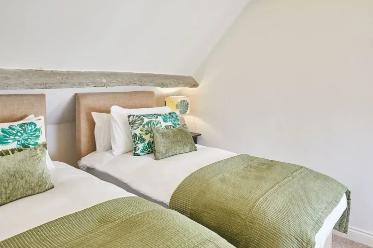 Host Stay Waterlily Cottage