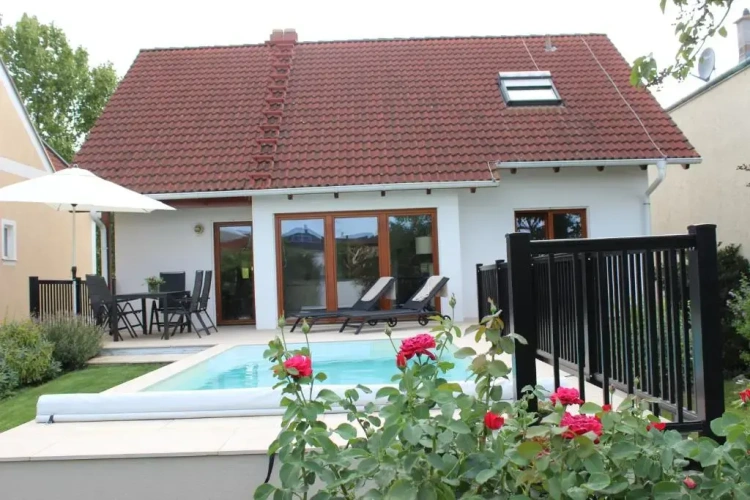 4 Bedrooms Cottage