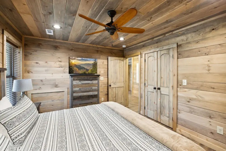 Hillside Hideaway 3 Bedroom Cabin by RedAwning