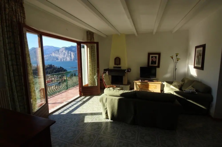 Villa with pool and beautiful lake view