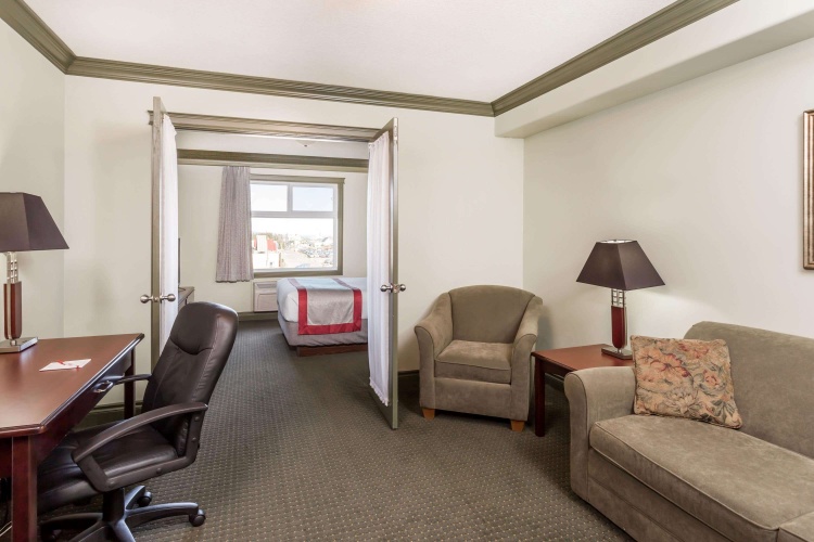 Ramada By Wyndham Hinton photo 6