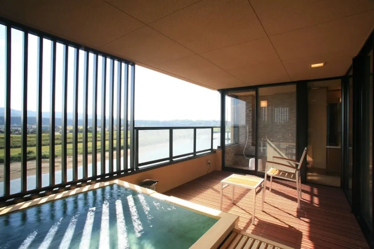 Standard Twin room with city view