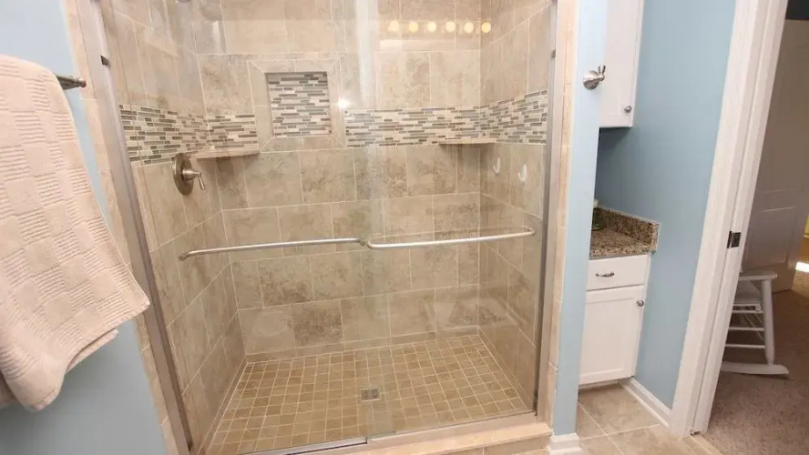 No Worries - 4 Br home by RedAwning