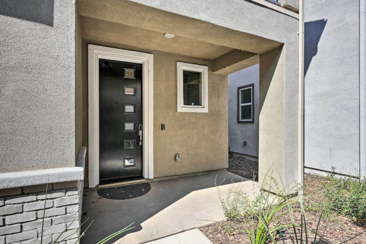 Pet-friendly Elk Grove Retreat w/ Balcony!