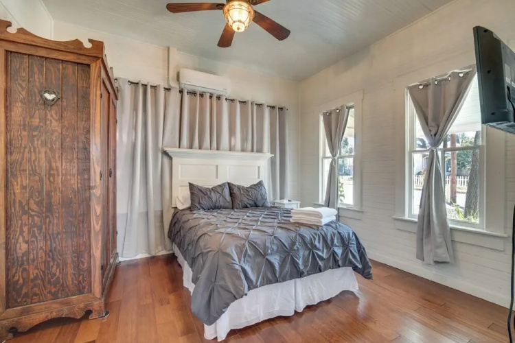 Charming 100-year-old Home < 1 Mi to Downtown
