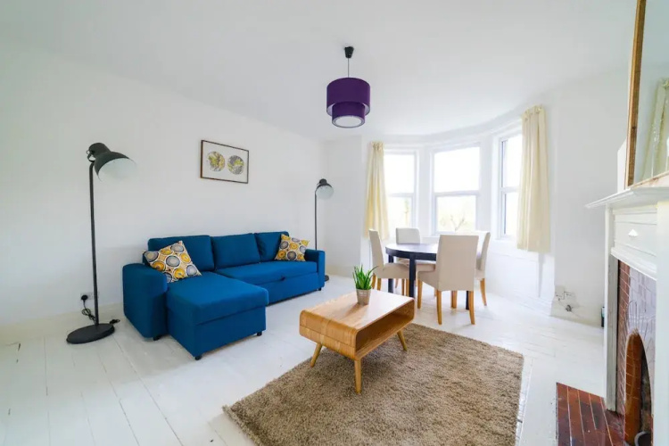 Bright Modern Oldfield Apartment