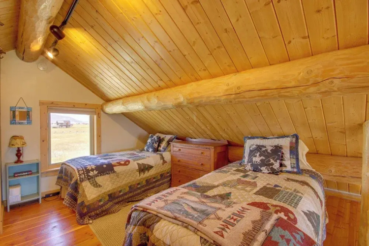 Yellowstone Cabin w/ Stunning Mountain Views