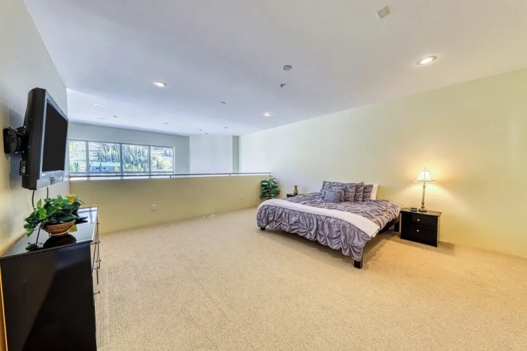 Modern 1BR Mountain View Balcony Steps to Lift