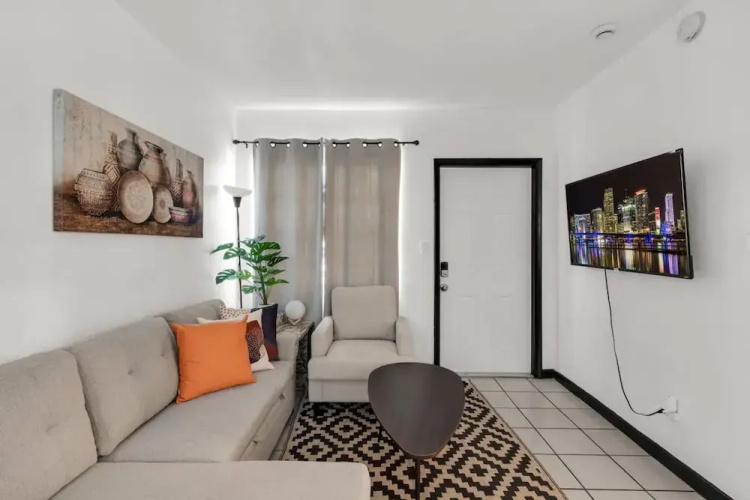 Triplex With 3 Bedrooms 6 Min Beach Free Parking
