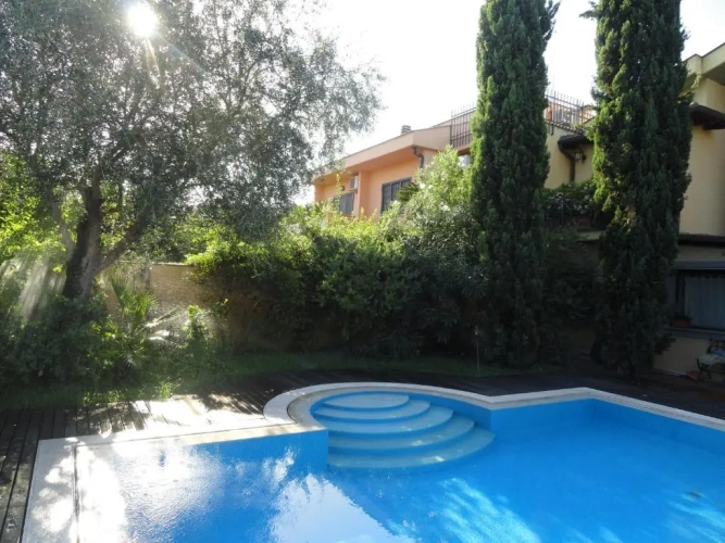 Standard room with pool view