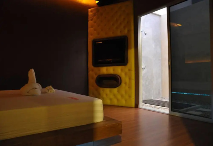 In and Out Hotel