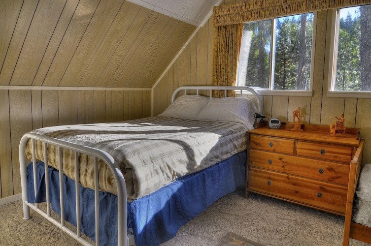 Red Hawk Hideaway - Two Bedroom Cabin with Hot Tub