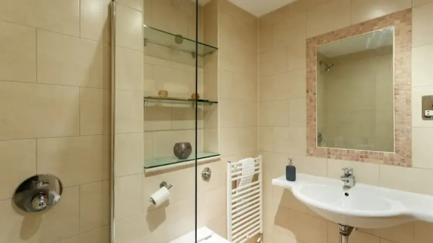 Starboard - Spacious Two-bedroom Apartment