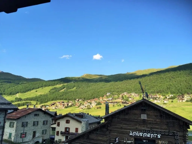 2 Bedrooms Apartment with mountain view