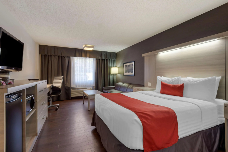 Best Western Plus Village Park Inn