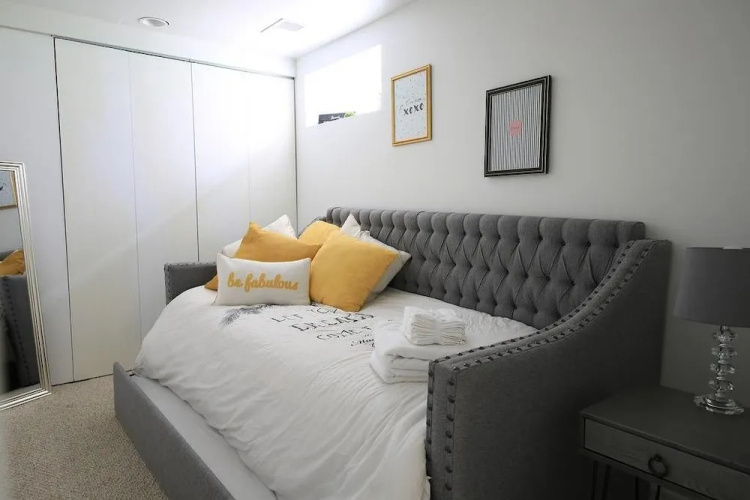 Argyle Basement Elegant 1 BR and Sofabed