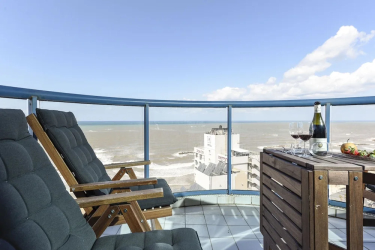 Panoramic Sea View Over Beach w Balcony