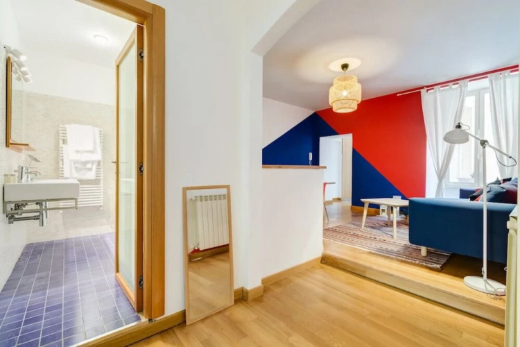 Extra Large Colorful Flat in Central Location!